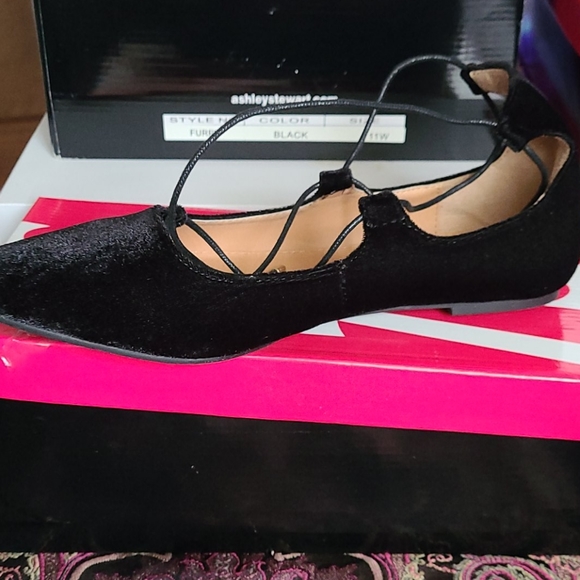 Shoe's - Picture 3 of 3